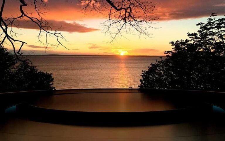 Luxury Peace: 4K Ocean Sunset Wallpaper | OHMYicons