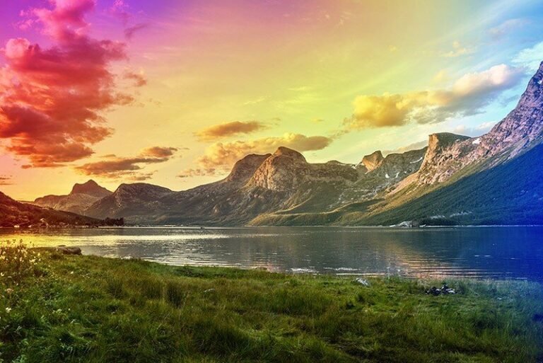 Prosperous: 4K Mountain Lake Wallpaper | OHMYicons